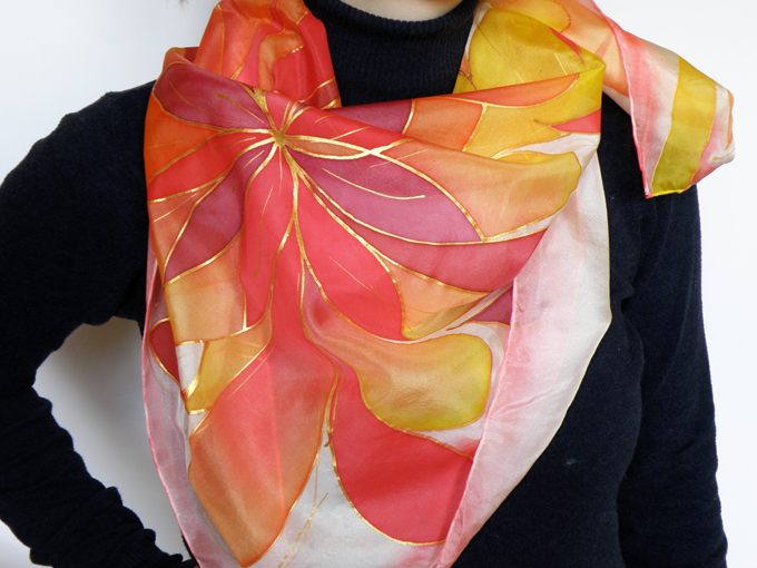 Расписный шелковый шарф Большие пышные цветы